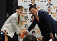 当選を喜ぶさや氏（左）と参政党・神谷宗幣代表