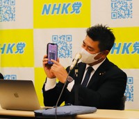 楽天のアプリを削除する斉藤健一郎参院議員＝国会内