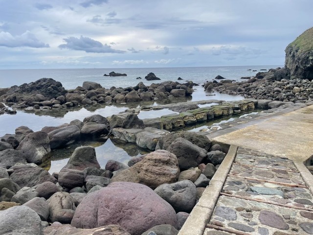 干潮のときだけ海辺に現れる、北海道・水無海浜温泉。海を間近に望む絶景の“天然露天風呂”として人気を集めている／舛谷さん（@mad_froggy513_2）提供