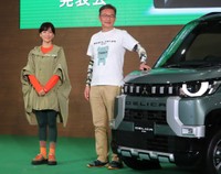 「新型デリカミニ」の新ＣＭ発表会に登場した水川あさみ（左）と三菱自動車の中村達夫代表執行役副社長