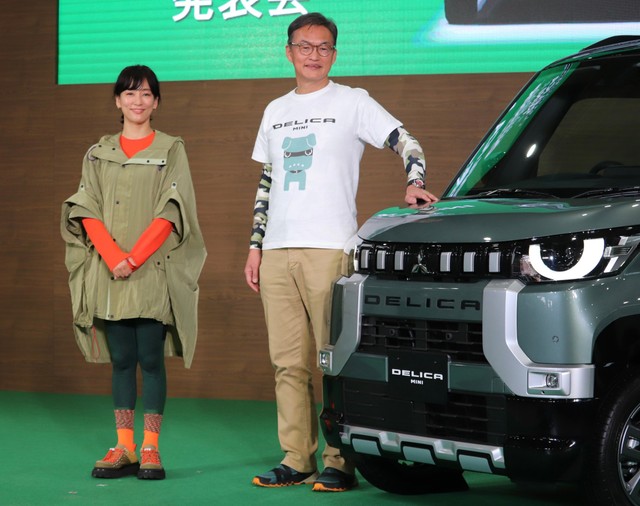 「新型デリカミニ」の新ＣＭ発表会に登場した水川あさみ（左）と三菱自動車の中村達夫代表執行役副社長