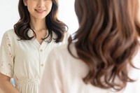 ふと鏡で自分の姿を見たときに、気づいたのは…。　※この画像はAdobe Fireflyで作成したイメージです
