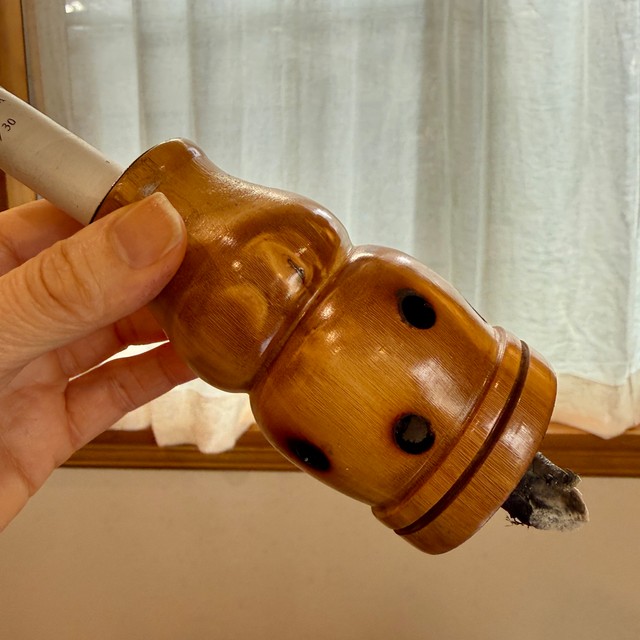 棒灸を棒灸フードにいれたところ。先端に火をつけて...