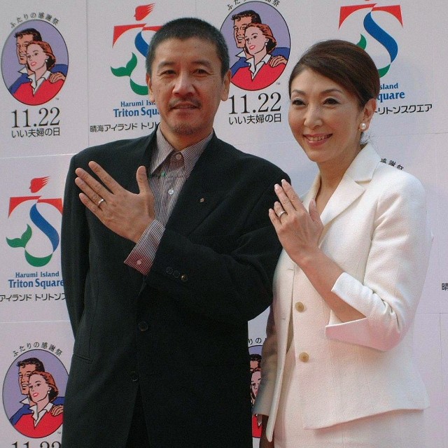奥田瑛二、安藤和津夫妻＝2003年