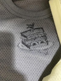 以前にメッシュのランニングシャツに描いたというイラスト／satomi.hさん（@satomi.h_0901）提供