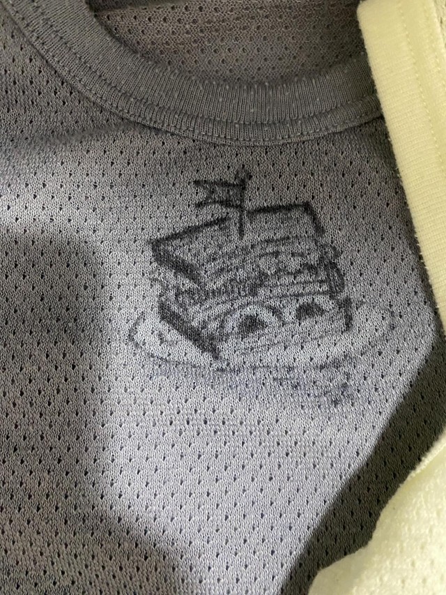 以前にメッシュのランニングシャツに描いたというイラスト／satomi.hさん（@satomi.h_0901）提供