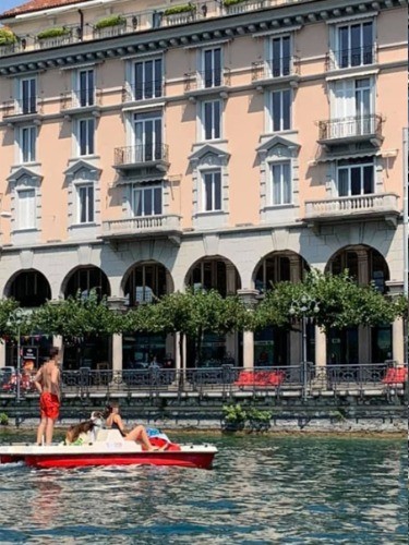 暑い日でした。ボートから湖に飛び込む人や犬を見かけました