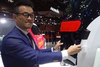 「SUSTAINA-C Concept」に使われたアクリル樹脂について説明するホンダの田中健樹さん