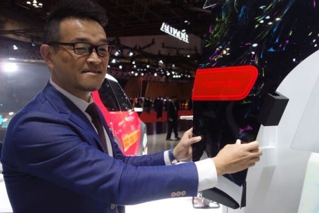 「SUSTAINA-C Concept」に使われたアクリル樹脂について説明するホンダの田中健樹さん