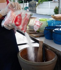 ドバドバッと豪快に味の素を注ぐタイのご婦人（MOTO中尉さん提供）