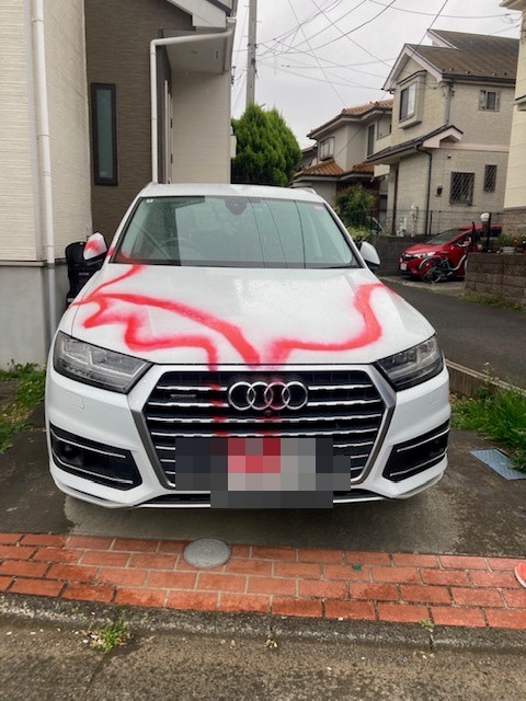 車のフロント部分。ボンネットにもスプレーが ※川井さん提供（一部加工）