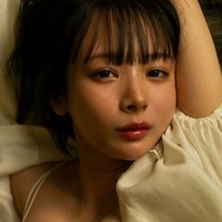 岡田紗佳 新作写真集「嶺上開花」（宝島社）より＝撮影・細居幸次郎