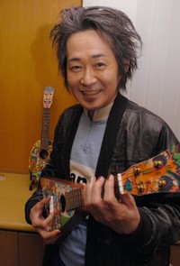 2005年3月、デイリースポーツの取材中、オリジナルデザインのウクレレを披露した忌野清志郎さん