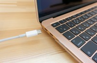 ノートパソコンやタブレットを「水に濡れた状態」で使用すると大変危険※画像はイメージです（koni film/stock.adobe.com）