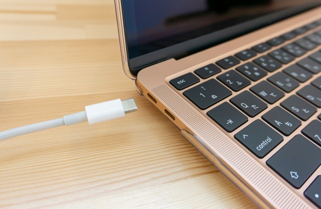 ノートパソコンやタブレットを「水に濡れた状態」で使用すると大変危険※画像はイメージです（koni film/stock.adobe.com）