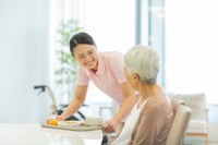 介護施設を選ぶ際、最も不安なことは？　※画像はイメージです（japolia/stock.adobe.com）