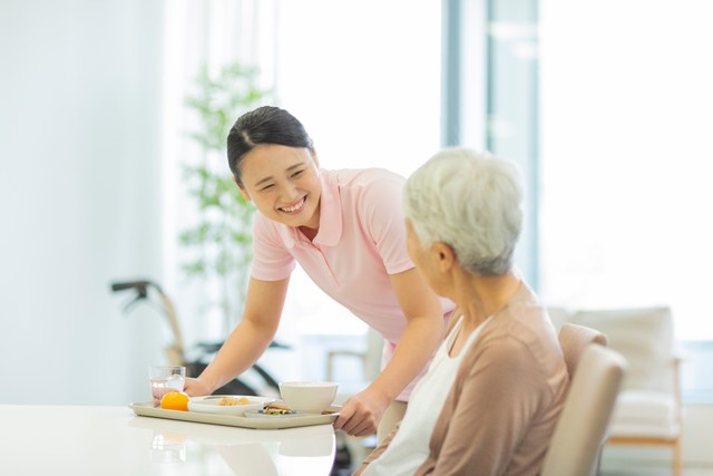 介護施設を選ぶ際、最も不安なことは？　※画像はイメージです（japolia/stock.adobe.com）