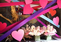 假屋崎省吾の自邸に美しい春の花々が生けられている