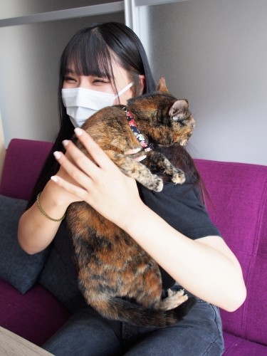 次女の羽奏（わかな）さんに抱かれるまりー