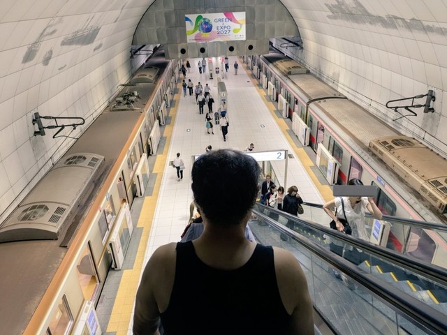 駅のホームへ向かう夫の様子/めんちょこ@NISAさん（@menchoko1209501）提供