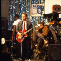 　「バック・トゥ・ザ・フューチャー」でマイケル・J・フォックスが演奏した赤いギター