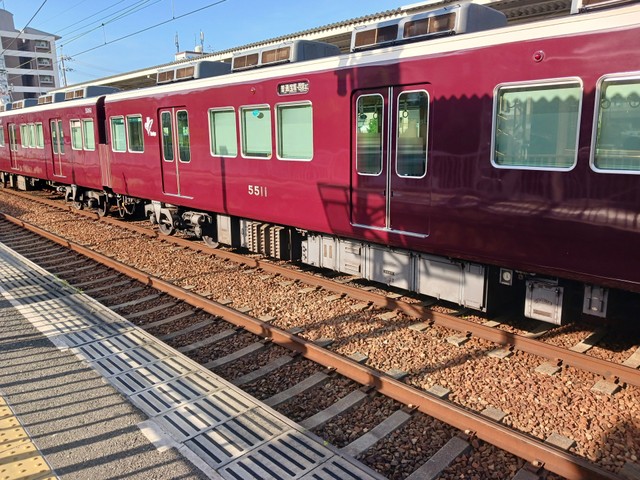 ①晴れた日の直射日光が当たる車体【阪急電鉄提供】