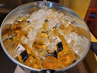 店内にはコロナビールが山積み