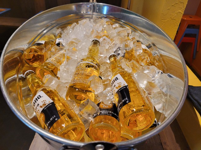 店内にはコロナビールが山積み