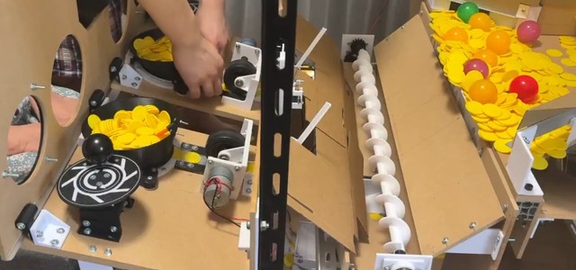 ゲーム中に発生したメダルの詰まりを手早く解消し、スムーズな動作を保つためのメンテナンス／SANさん（@SanKun_Medal）提供