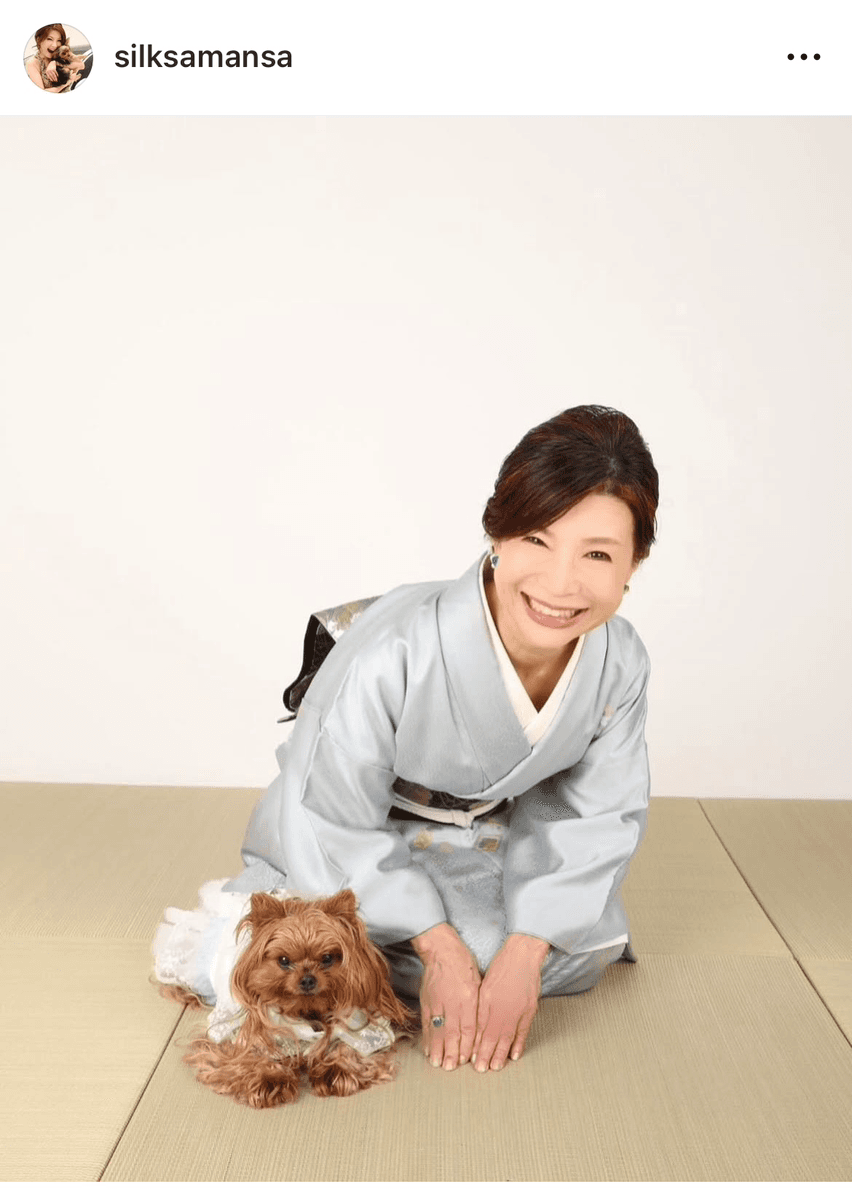 「芸能生活40周年記念イベント、べっぴん博始まります！」（シルク サマンサ (@silksamansa)さんのインスタグラムより）