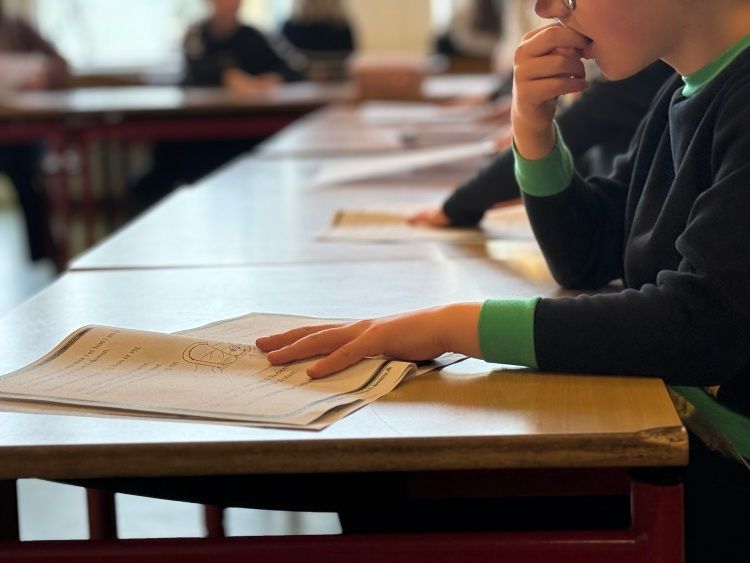 プリントで「赤ずきんちゃん」を読む、デンマーク・ロスキレ市の小中学校の小学1年生