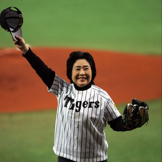 2006年4月、大阪ドーム（当時）で開催された阪神対横浜戦で始球式を務めた中村玉緒さん