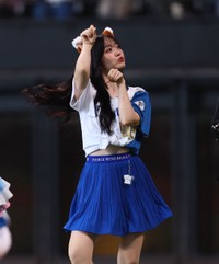 きつねダンスを披露する鈴木愛理＝エスコンフィールド