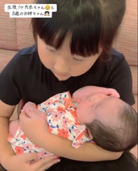 妹ちゃんが生後1カ月の頃…既に抱っこが上手！（提供：＠mmm_071929さん）

