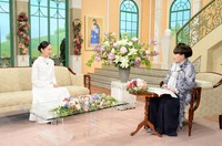 黒柳徹子さん（右）とトークを展開する戸田恵梨香さん