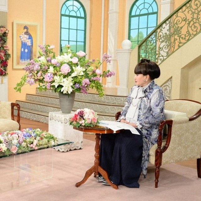 黒柳徹子さん（右）とトークを展開する戸田恵梨香さん