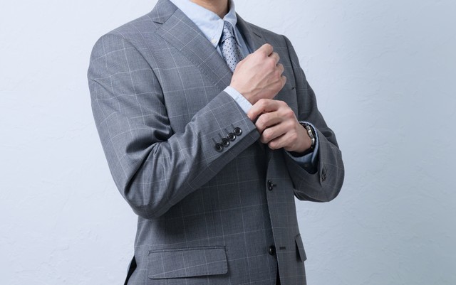 男性の場合は、「袖口からシャツが見えるようにする」のがマナー※画像はイメージです（kapinon/stock.adobe.com）