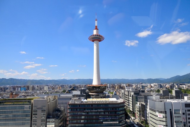 京都タワー(kirin2/stock.adobe.com)