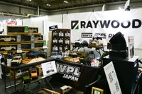 海外製の完成品ラジコンを扱うレイウッドのブース。室内で遊べる手軽なクローラーがたくさん