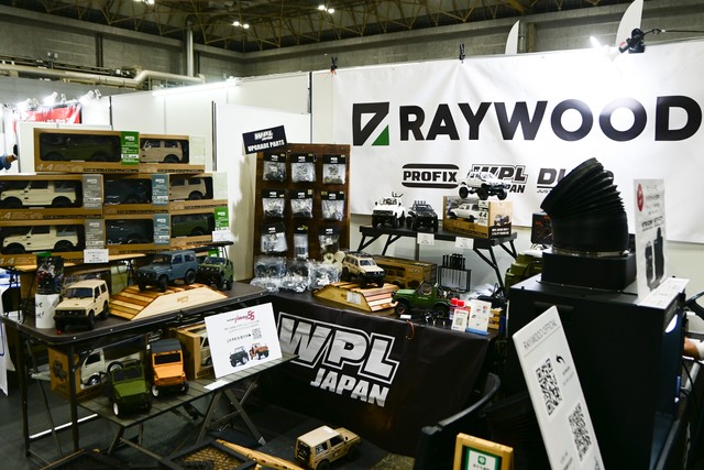 海外製の完成品ラジコンを扱うレイウッドのブース。室内で遊べる手軽なクローラーがたくさん