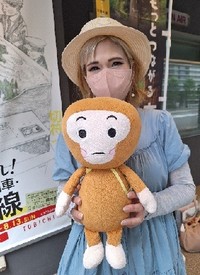 「ヒバゴン」のぬいぐるみを抱いて上京した広島・西城町観光協会の岡崎優子事務長。探検隊の実行部隊長に就任した＝都内