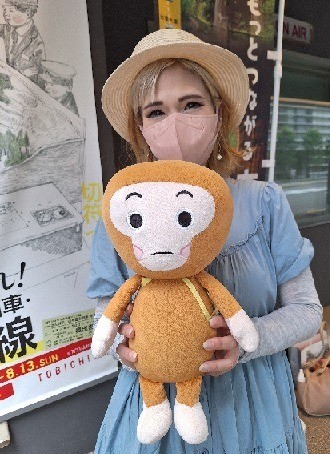 「ヒバゴン」のぬいぐるみを抱いて上京した広島・西城町観光協会の岡崎優子事務長。探検隊の実行部隊長に就任した＝都内