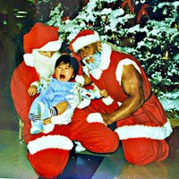 サンタクロースに抱っこされて大泣き！ あきらさんの夫、1歳のころの記念写真（画像提供：あきらさん）