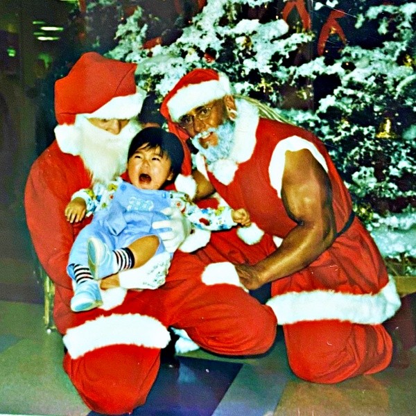 サンタクロースに抱っこされて大泣き！ あきらさんの夫、1歳のころの記念写真（画像提供：あきらさん）