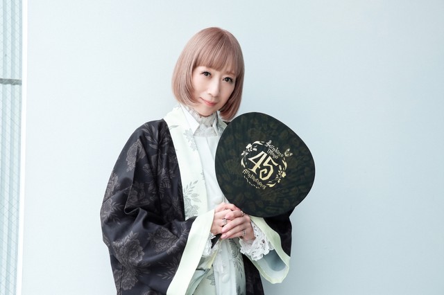 45周年を記念したビルボードライブ大阪公演に向けて、オリジナルの法被とうちわで気合いを入れる涼風さん(撮影／小野寺亜紀）