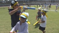 水しぶきかけ合い　真夏の「水鉄砲合戦」子どもたちのはしゃぎ声響く　岡山