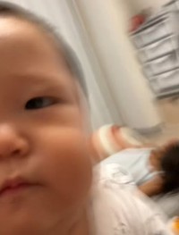 「来ないでww」とパパ（提供：@tataz283さん）