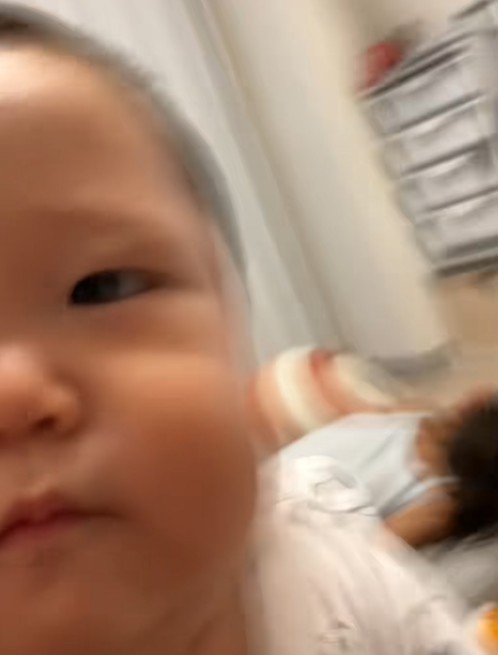 「来ないでww」とパパ（提供：@tataz283さん）