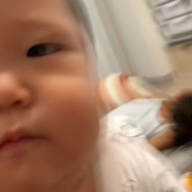 「来ないでww」とパパ（提供：@tataz283さん）