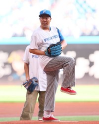ファーストピッチセレモニーで投球するとにかく明るい安村＝エスコンフィールド北海道